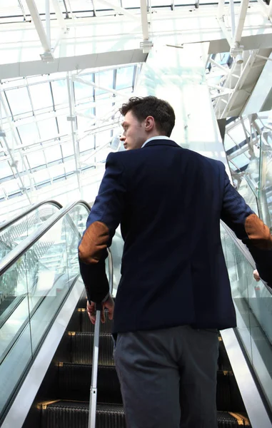 Empresario Aeropuerto Bajando Por Escalera Mecánica —  Fotos de Stock