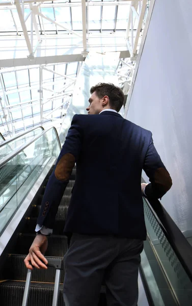 Homme Affaires Aéroport Descendant Escalier Roulant — Photo