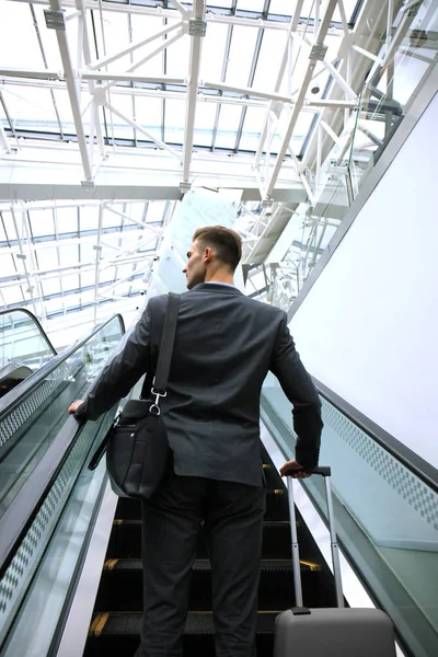 Zakenman Aan Luchthaven Naar Beneden Roltrap — Stockfoto