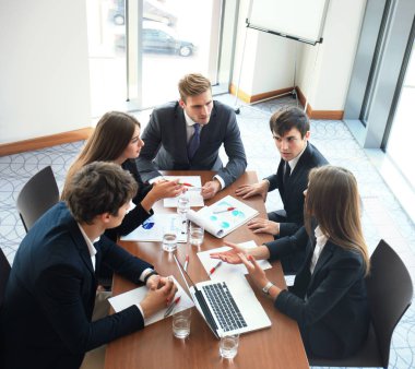 ofiste toplantı ve belgeleri tartışırken iş adamları