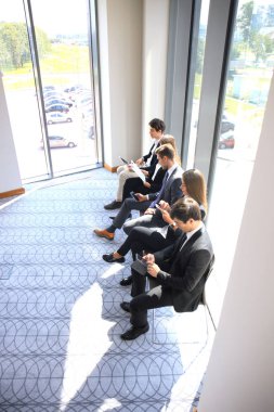 İş adamları iş görüşmesi için bekliyor. 