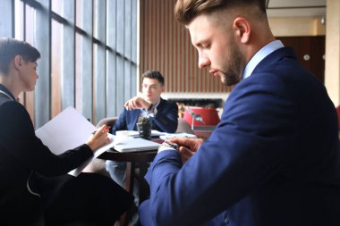 Kol saati üzerinde seyir ve zaman kontrol işadamı