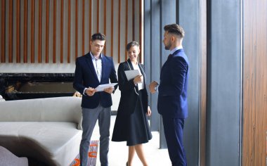 üç iş ortakları toplantısında fikirleri tartışmak portresi