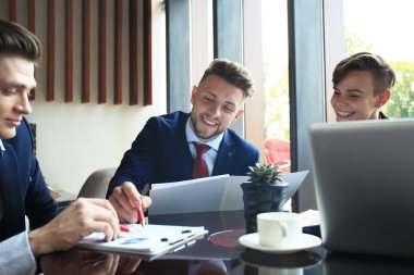 İş takım toplantısında Mali belge analiz