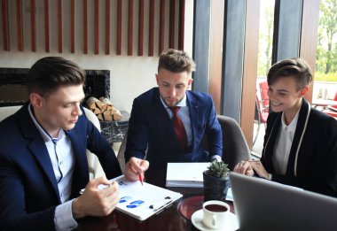 İş takım toplantısında Mali belge analiz