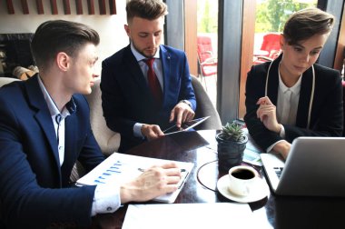 İş takım toplantısında Mali belge analiz