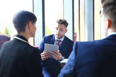 Proje tartışıyor takım arkadaşları ile mutlu akıllı iş adamı