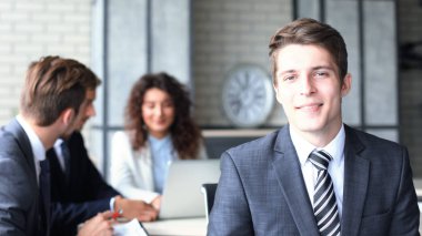 Arka planda office meslektaşları ile işadamı