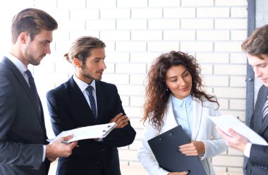 Grup toplantısında fikirleri tartışmak iş adamları 