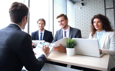 İş görüşmesi işverenler, iş adamı aday yanıtlarını dinleme