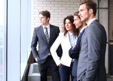 satır ofisinde gülümseyen iş takım ayakta