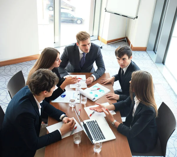 ofiste toplantı ve belgeleri tartışırken iş adamları