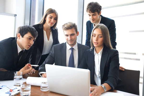 Startup Equipo Negocios Reunión Oficina Brillante Moderna Trabajando Ordenador Portátil —  Fotos de Stock