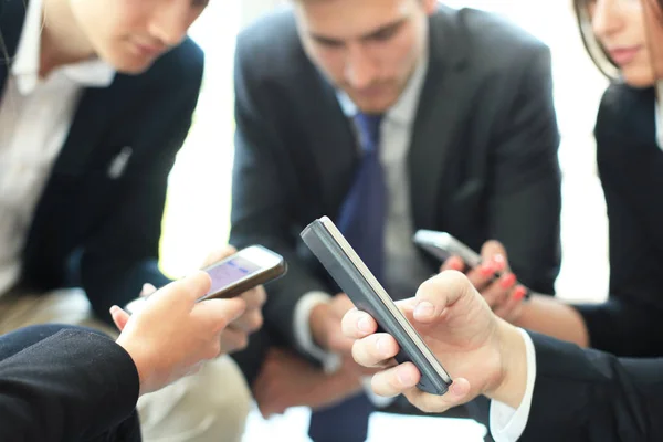 Primo Piano Gruppo Persone Che Utilizzano Smartphone Mentre Siede Sulla — Foto Stock