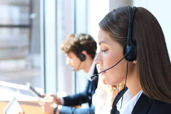 Positive Junge Geschäftsleute Die Call Center Arbeiten — Stockfoto