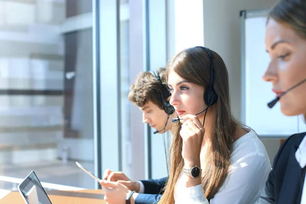 Giovani Uomini Affari Positivi Che Lavorano Call Center — Foto Stock