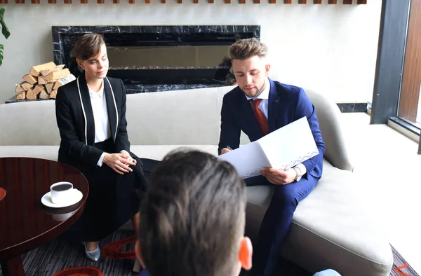 Les Jeunes Gens Affaires Rencontrent Dans Salle Conférence — Photo