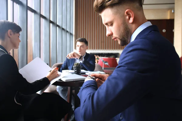 Zakenman Zoek Polshorloge Tijd Controleren — Stockfoto