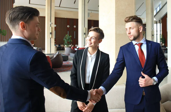 İş adamları el sıkışıyor, toplantıyı bitiriyor.