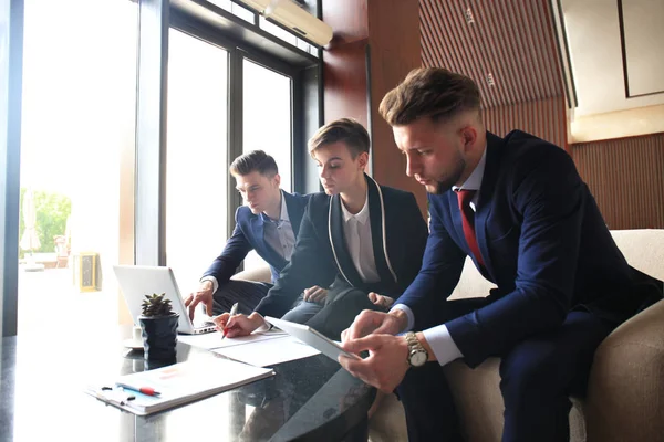 Reunión Del Equipo Negocios Oficina Brillante Moderna Trabajando Ordenador Portátil — Foto de Stock