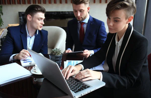 Equipo Empresarial Que Analiza Documento Financiero Reunión — Foto de Stock