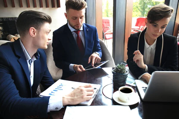 İş takım toplantısında Mali belge analiz