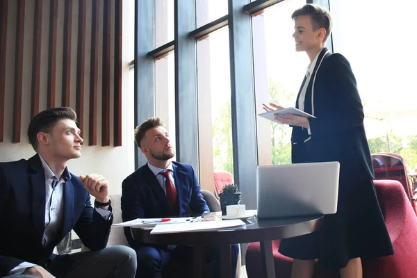 Les Jeunes Gens Affaires Rencontrent Dans Salle Conférence — Photo