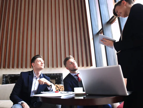 Genç iş adamları toplantı konferans odasında yok. 
