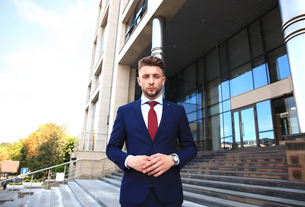 Retrato Hombre Negocios Guapo Traje Pie Cerca Del Edificio Ciudad — Foto de Stock