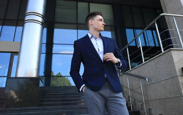 Retrato Hombre Negocios Guapo Traje Pie Cerca Del Edificio Ciudad — Foto de Stock