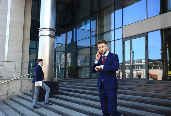 Meslektaşım modern ofis dışında bekleyen iş adamı