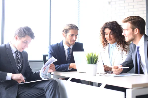 Team Affari Incontro Ufficio Lucente Moderno Lavoro Computer Portatile — Foto Stock