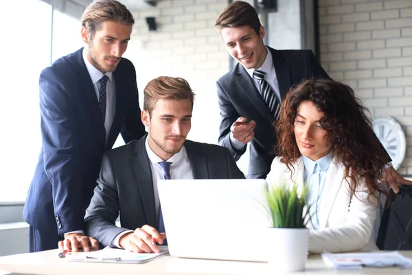 Team Affari Incontro Ufficio Lucente Moderno Lavoro Computer Portatile — Foto Stock