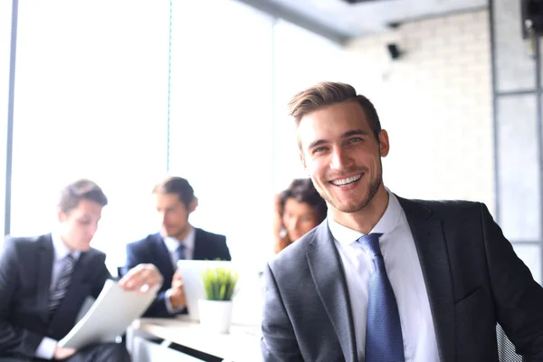 Homme Affaires Avec Des Collègues Sur Fond Bureau — Photo