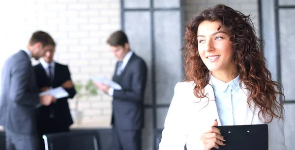 Geschäftsfrau Mit Ihren Mitarbeitern Menschen Hintergrund Modernen Hellen Büro — Stockfoto