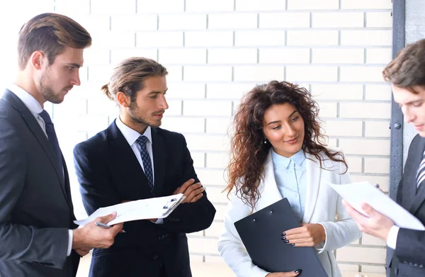 Grup toplantısında fikirleri tartışmak iş adamları 