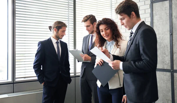 Gruppo Imprenditori Che Discutono Idee Occasione Della Riunione — Foto Stock