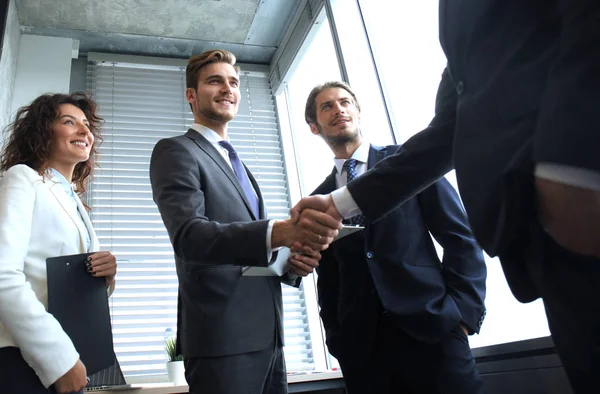 Zakenmensen Schudden Elkaar Hand Ronden Vergadering — Stockfoto