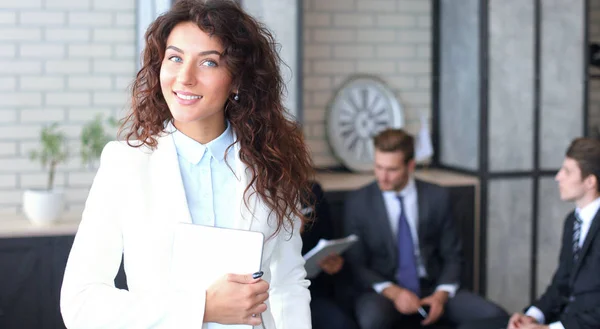 Empresaria Con Compañeros Trabajo Fondo Oficina — Foto de Stock