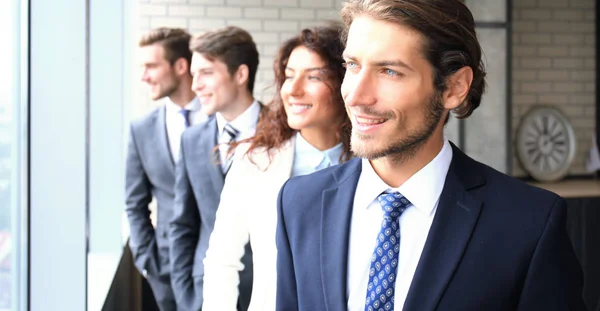 Sonriente Equipo Negocios Pie Fila Oficina —  Fotos de Stock