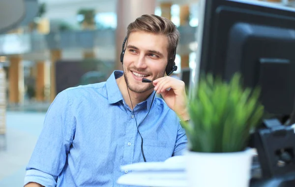 Leende vänlig stilig ung manlig call center operatör. — Stockfoto