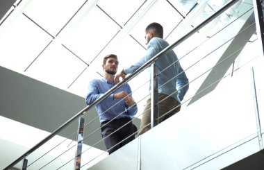 Alt görünümü. Ofiste iş toplantı sırasında tartışmaya iki işadamları rahat giyim.