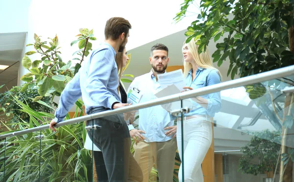 Moderna Ungdomar Vårdad Bära Brainstorm Möte Stående Bakom Glasväggen Kontoret — Stockfoto