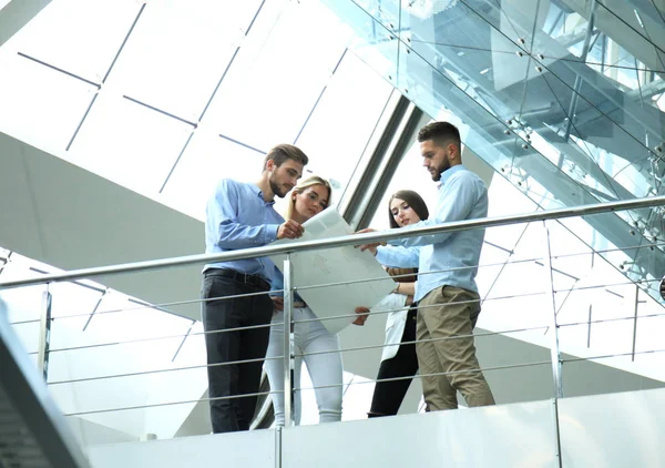 Vista inferior. Pessoas modernas em desgaste casual tendo uma reunião de brainstorm enquanto estão no escritório criativo . — Fotografia de Stock