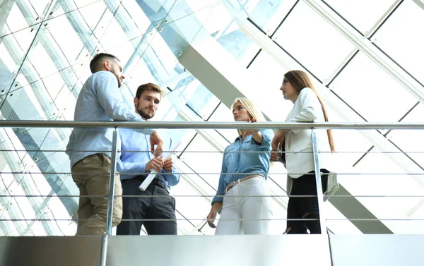 Vista inferior. Pessoas modernas em desgaste casual tendo uma reunião de brainstorm enquanto estão no escritório criativo . — Fotografia de Stock