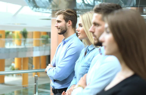 Zakelijke team staan in een rij op kantoor en op zoek naar boven. — Stockfoto