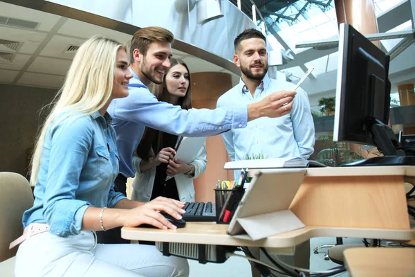 Ofis Masası oturma ve Pc vasıl birlikte bakarken bir şey tartışırken rahat kıyafet içinde gençlerin Grup