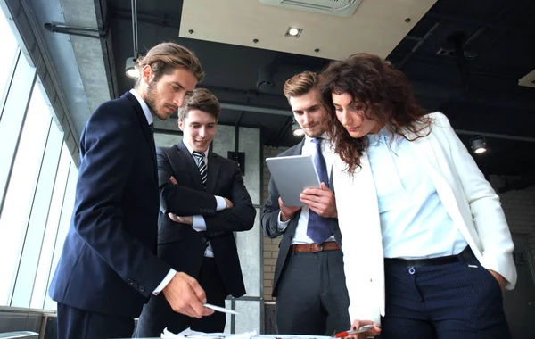 Affärsgrupp Diskuterar Tillsammans Affärsplaner Kontoret — Stockfoto