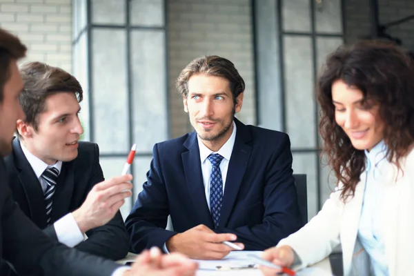 Affärsgrupp Diskuterar Tillsammans Affärsplaner Kontoret — Stockfoto