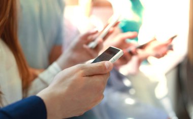 Grup öğrencinin akıllı telefonlar izliyor. Yeni teknoloji trendleri bağımlılığı gençler.
